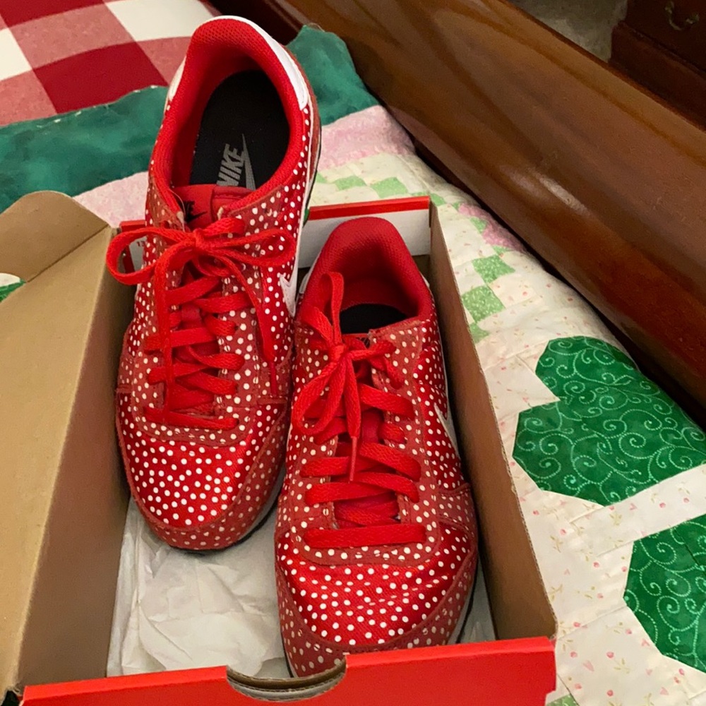 Genicco Nike’s polka dot red